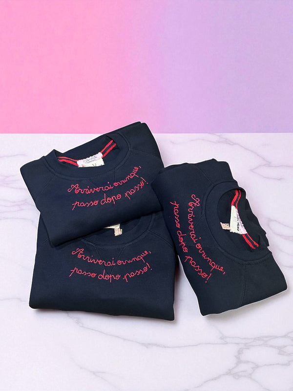 Felpa Avvocata blu con ricamo a mano rosso 𝒜𝓇𝓇𝒾𝓋𝑒𝓇𝒶𝒾 𝑜𝓋𝓊𝓃𝓆𝓊𝑒, 𝓅𝒶𝓈𝓈𝑜 𝒹𝑜𝓅𝑜 𝓅𝒶𝓈𝓈𝑜!