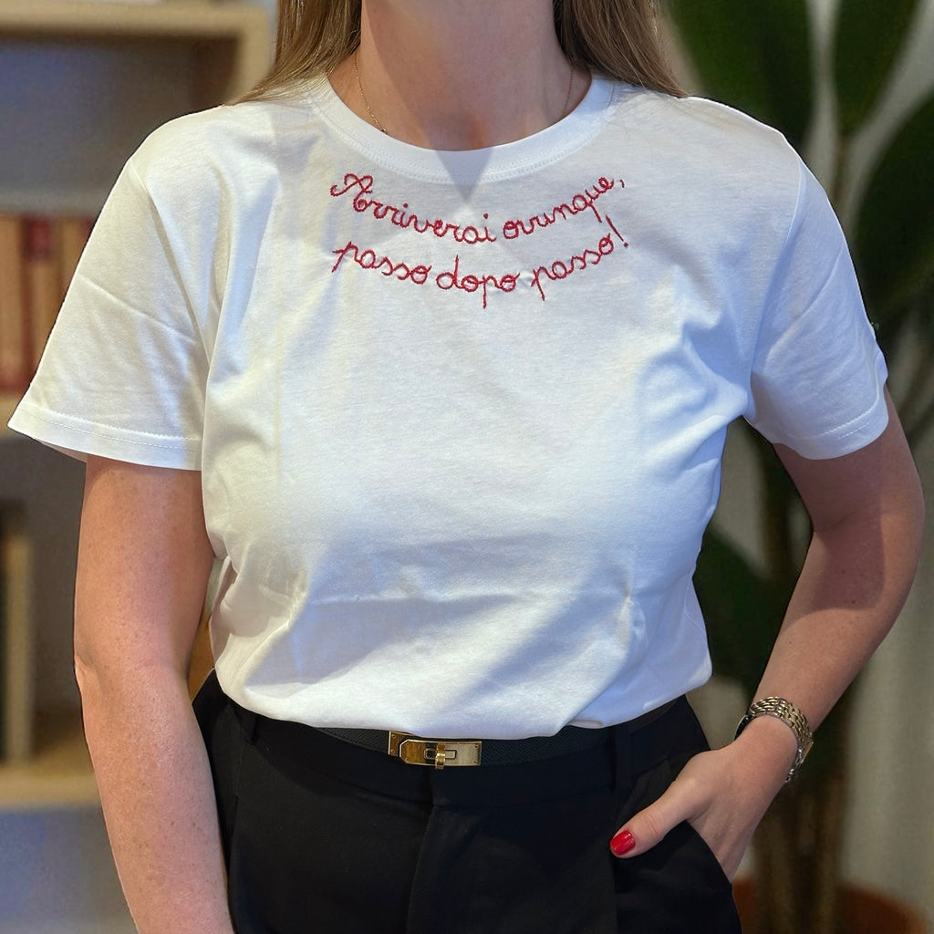 T.Shirt Avvocata con ricamo realizzato a mano di colore rosso 𝒜𝓇𝓇𝒾𝓋𝑒𝓇𝒶𝒾 𝑜𝓋𝓊𝓃𝓆𝓊𝑒, 𝓅𝒶𝓈𝓈𝑜 𝒹𝑜𝓅𝑜 𝓅𝒶𝓈𝓈𝑜!
