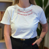 T.Shirt Avvocata con ricamo realizzato a mano di colore rosso 𝒜𝓇𝓇𝒾𝓋𝑒𝓇𝒶𝒾 𝑜𝓋𝓊𝓃𝓆𝓊𝑒, 𝓅𝒶𝓈𝓈𝑜 𝒹𝑜𝓅𝑜 𝓅𝒶𝓈𝓈𝑜!