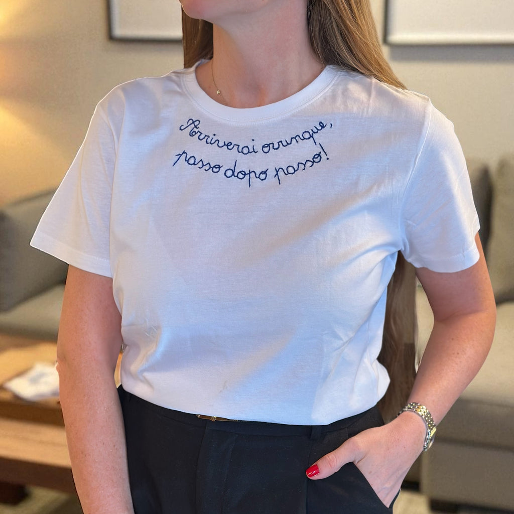 T.Shirt Avvocata con ricamo realizzato a mano di colore blu 𝒜𝓇𝓇𝒾𝓋𝑒𝓇𝒶𝒾 𝑜𝓋𝓊𝓃𝓆𝓊𝑒, 𝓅𝒶𝓈𝓈𝑜 𝒹𝑜𝓅𝑜 𝓅𝒶𝓈𝓈𝑜!