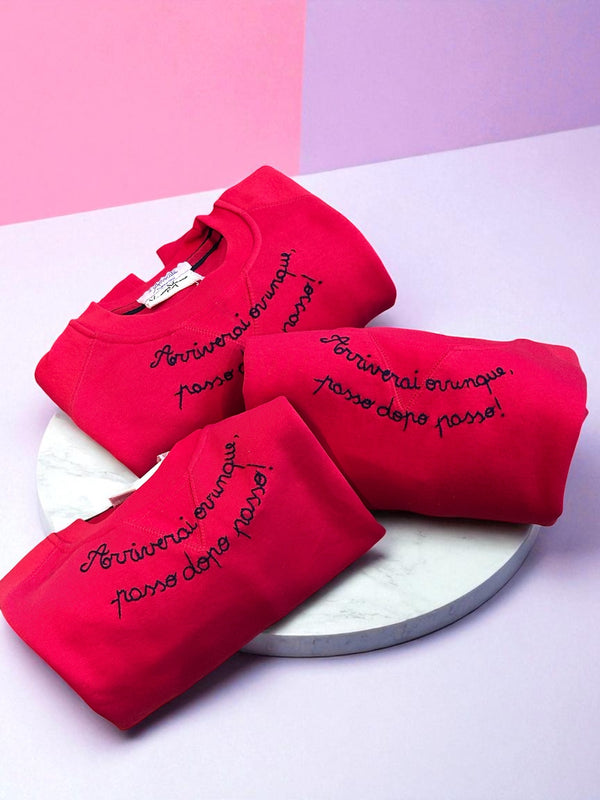 Felpa Avvocata rossa con ricamo a mano blu 𝒜𝓇𝓇𝒾𝓋𝑒𝓇𝒶𝒾 𝑜𝓋𝓊𝓃𝓆𝓊𝑒, 𝓅𝒶𝓈𝓈𝑜 𝒹𝑜𝓅𝑜 𝓅𝒶𝓈𝓈𝑜!