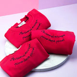 Felpa Avvocata rossa con ricamo a mano blu 𝒜𝓇𝓇𝒾𝓋𝑒𝓇𝒶𝒾 𝑜𝓋𝓊𝓃𝓆𝓊𝑒, 𝓅𝒶𝓈𝓈𝑜 𝒹𝑜𝓅𝑜 𝓅𝒶𝓈𝓈𝑜!