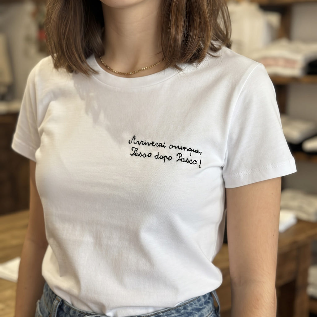 T.Shirt Avvocata basic con ricamo blu navy lato cuore "Arriverai ovunque, passo dopo passo!"