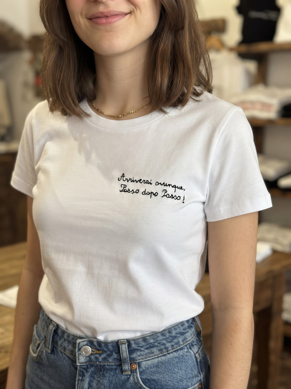 T.Shirt Avvocata basic con ricamo blu navy lato cuore "Arriverai ovunque, passo dopo passo!"