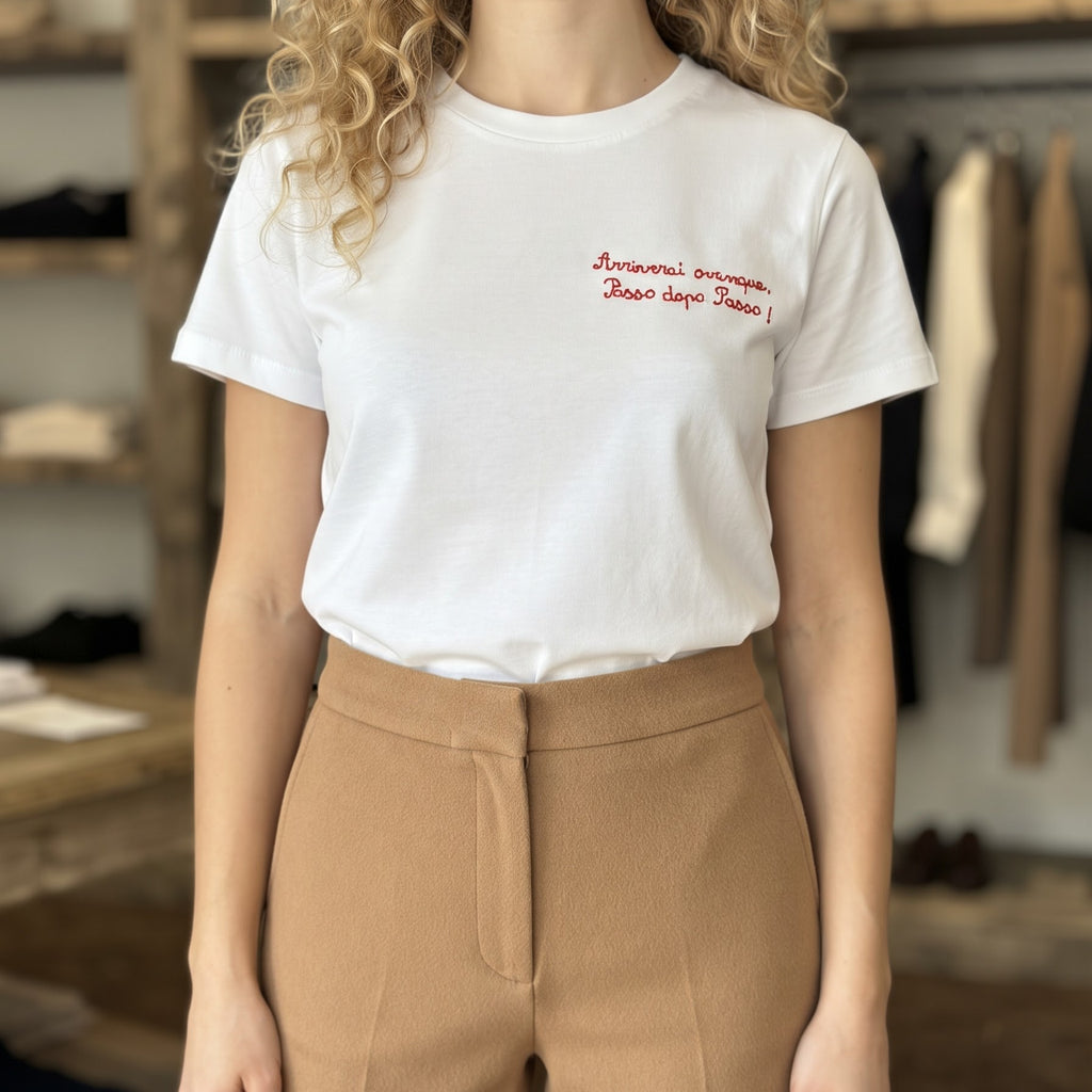 T.Shirt Avvocata basic con ricamo rosso lato cuore "Arriverai ovunque, passo dopo passo!"
