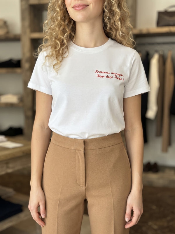 T.Shirt Avvocata basic con ricamo rosso lato cuore "Arriverai ovunque, passo dopo passo!"