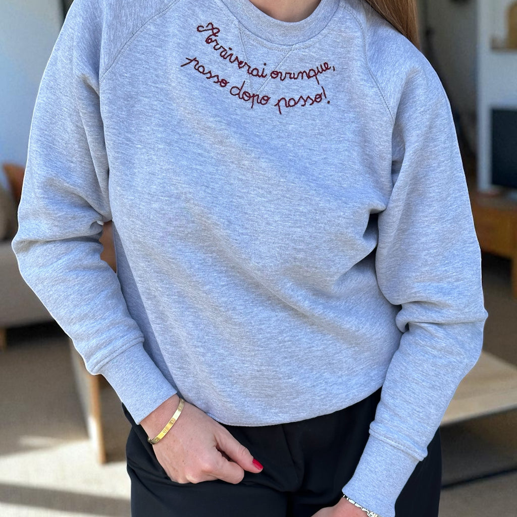 Felpa Avvocata grigia con ricamo a mano bordeaux 𝒜𝓇𝓇𝒾𝓋𝑒𝓇𝒶𝒾 𝑜𝓋𝓊𝓃𝓆𝓊𝑒, 𝓅𝒶𝓈𝓈𝑜 𝒹𝑜𝓅𝑜 𝓅𝒶𝓈𝓈𝑜!
