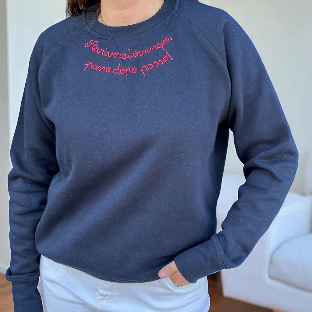 Felpa Avvocata blu con ricamo a mano rosso 𝒜𝓇𝓇𝒾𝓋𝑒𝓇𝒶𝒾 𝑜𝓋𝓊𝓃𝓆𝓊𝑒, 𝓅𝒶𝓈𝓈𝑜 𝒹𝑜𝓅𝑜 𝓅𝒶𝓈𝓈𝑜!