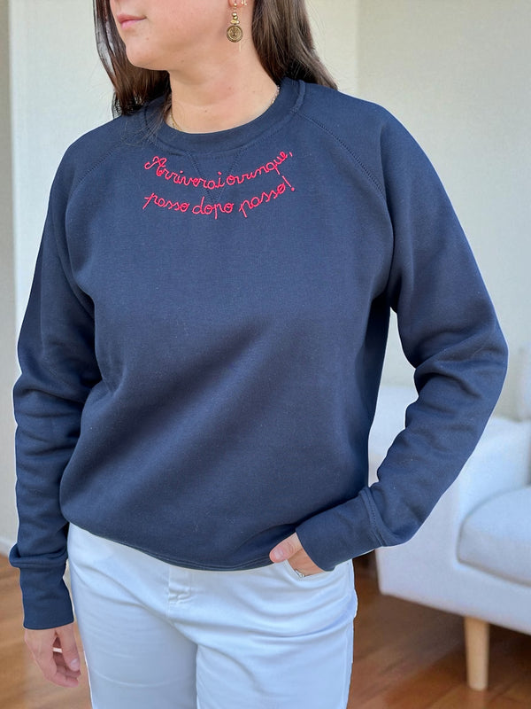 Felpa Avvocata blu con ricamo a mano rosso 𝒜𝓇𝓇𝒾𝓋𝑒𝓇𝒶𝒾 𝑜𝓋𝓊𝓃𝓆𝓊𝑒, 𝓅𝒶𝓈𝓈𝑜 𝒹𝑜𝓅𝑜 𝓅𝒶𝓈𝓈𝑜!