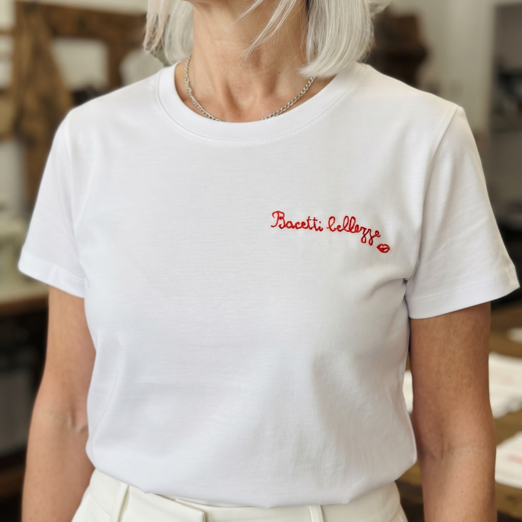 T.Shirt Avvocata basic con ricamo rosso lato cuore 𝕭𝖆𝖈𝖊𝖙𝖙𝖎 𝖇𝖊𝖑𝖑𝖊𝖟𝖟𝖊💋