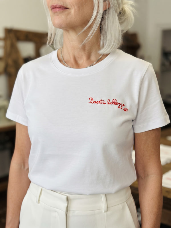 T.Shirt Avvocata basic con ricamo rosso lato cuore 𝕭𝖆𝖈𝖊𝖙𝖙𝖎 𝖇𝖊𝖑𝖑𝖊𝖟𝖟𝖊💋